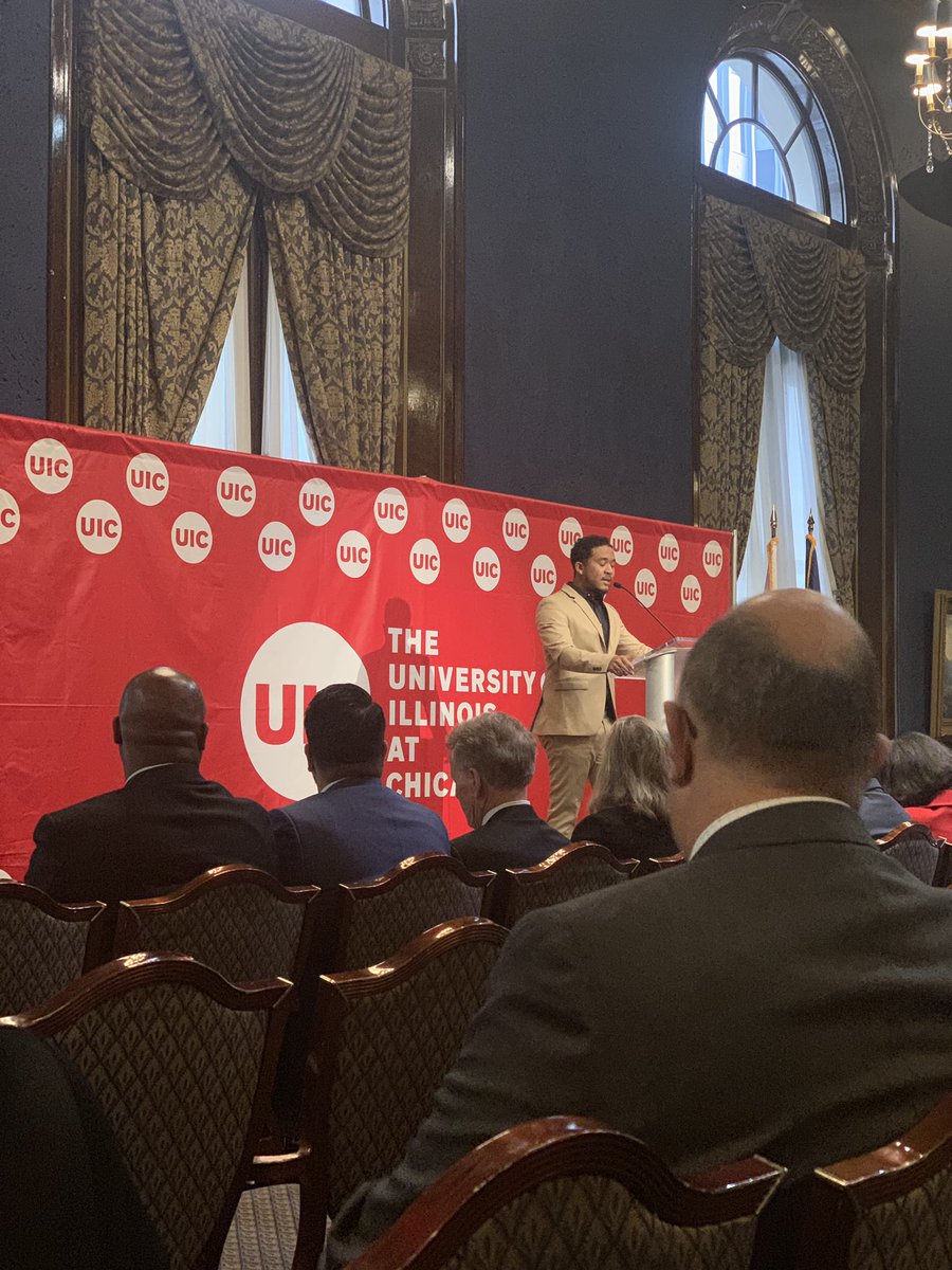 UICLawyerSkills's tweet photo. SBA President, Yoshi Haynie, addressing the crowd at the @UICJohnMarshall welcome party to the University. He talked about how much #LRW our students get to do.  Yep! @JMLSsba https://t.co/OQ4GYlJmdT