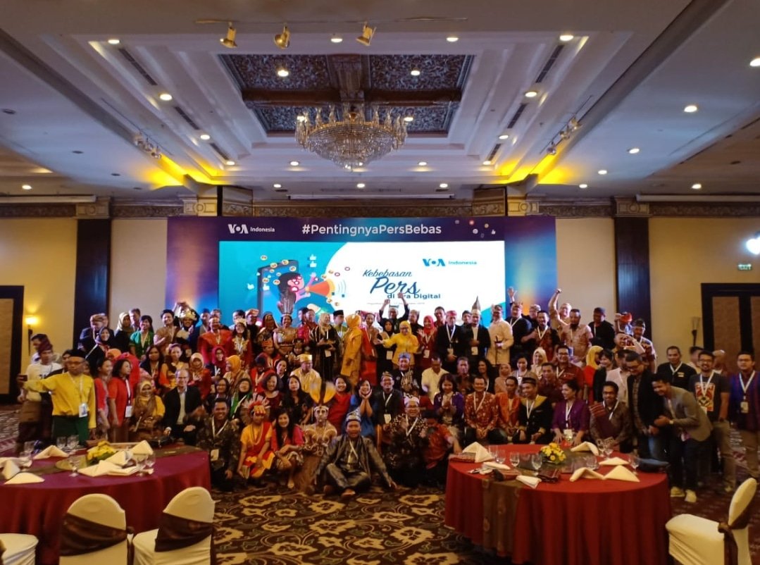 Asstiew's tweet photo. Beda warna beda bahasa beda baju tapi kita tetap satu Indonesia, Warna Warni VOA Indonesia Conference @voaindonesia https://t.co/oCSDK1BwIt