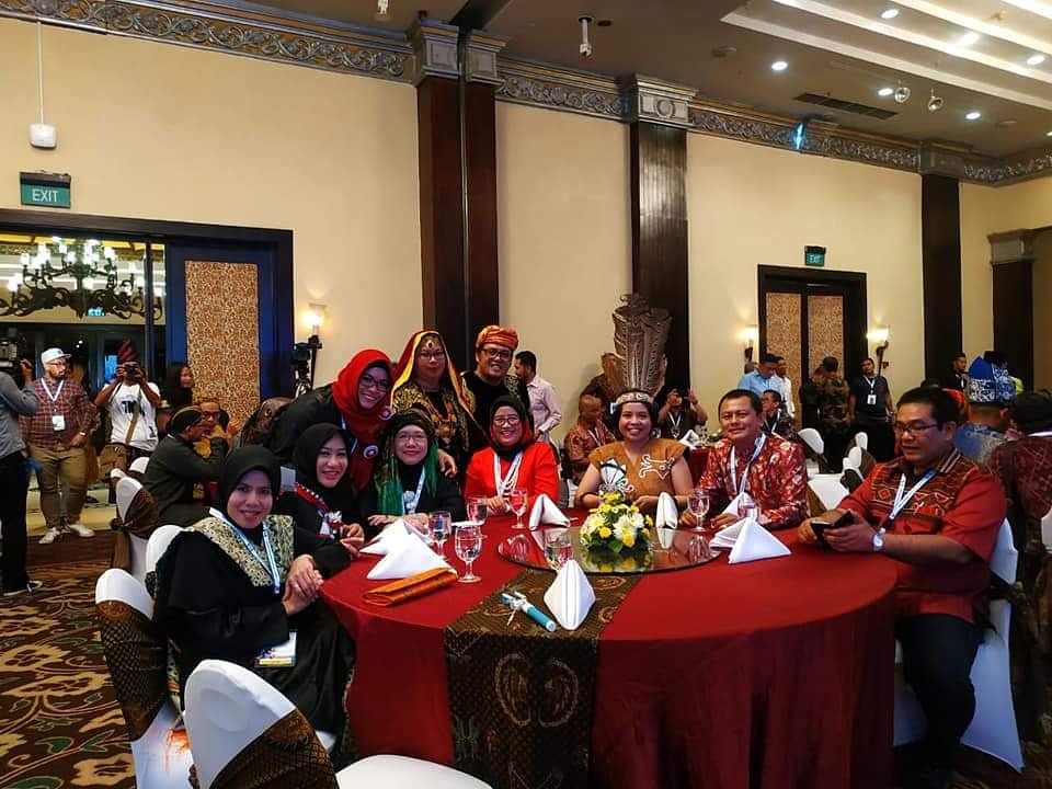 Asstiew's tweet photo. Beda warna beda bahasa beda baju tapi kita tetap satu Indonesia, Warna Warni VOA Indonesia Conference @voaindonesia https://t.co/oCSDK1BwIt