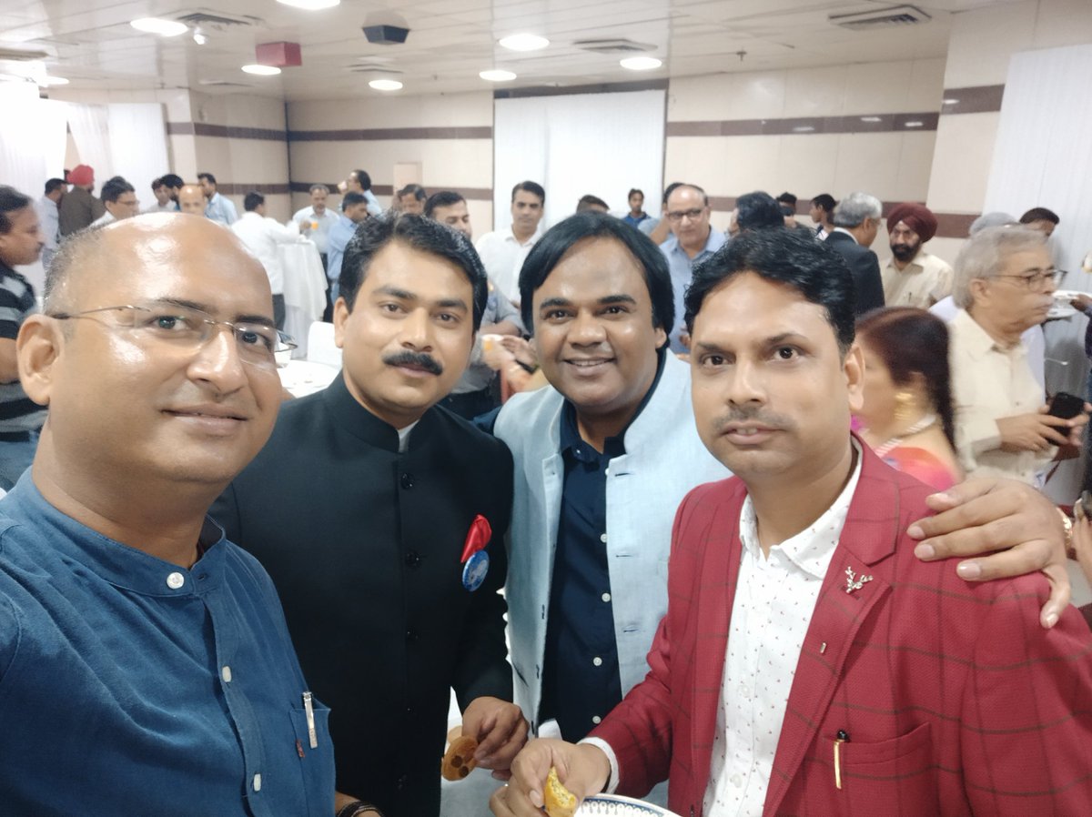 Nitendradd's tweet photo. दूरदर्शन के गौरवशाली इतिहास #60YearsOfDoordarshan के हम भी साक्षी।

@Munmun_Bhat @AalokTweet https://t.co/xQE8iANWHY