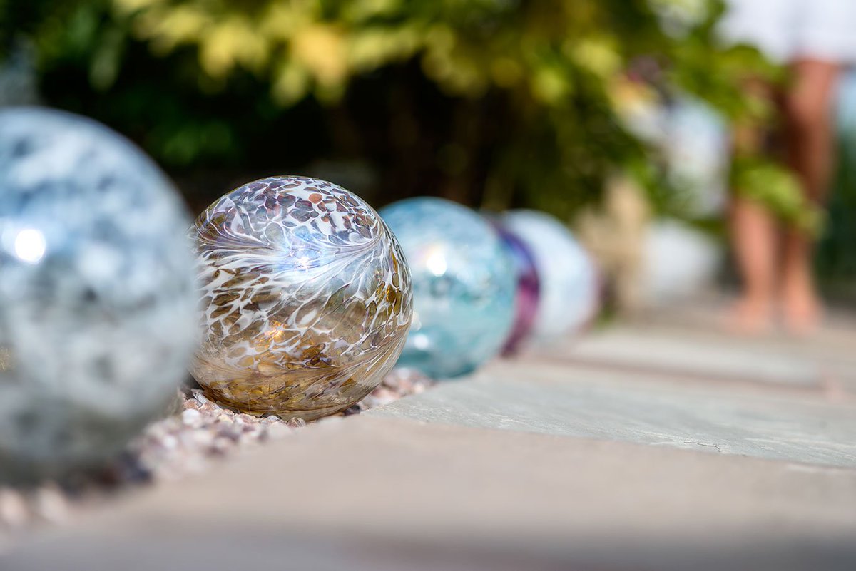 SiennaGlass's tweet photo. M A K E  A  S T A T E M E N T 
Looking for a great display piece for your store? - take a look at our 15cm Friendship and Spirit ball ranges. Perfect for displaying hung up on one of our display stands, or as a centerpiece. 
Tag us in your displays to be featured! https://t.co/iDepe6ySok