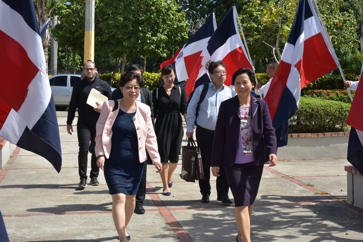 EducacionRDo's tweet photo. Una comisión de Educación y Salud de la municipalidad de Shanghái, China 🇨🇳, visitó la Plaza Educativa Don Bosco para conocer su modelo educativo.

Vernon Cabrera, director de Relaciones Internacionales del #MINERD, recibió la delegación en representación del ministro @MirabalPm. https://t.co/2z36DhGcqA