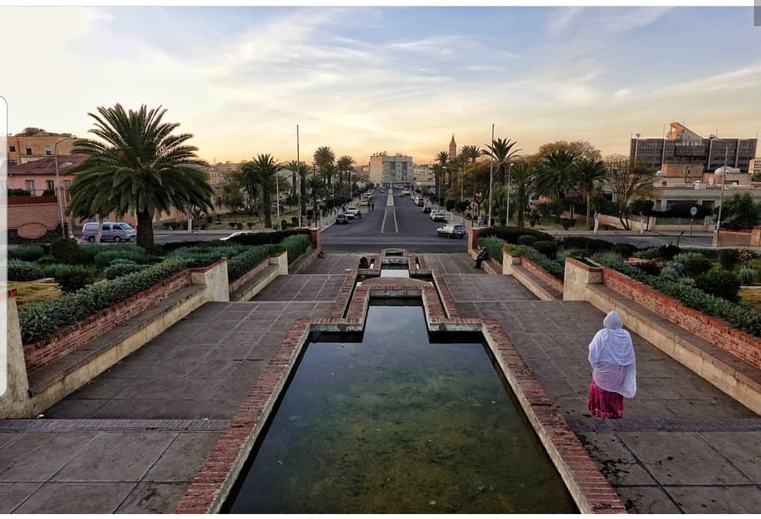 The story of Asmera, & in essence the story of  #Eritrea itself, is our Women.Centuries before they picked up arms to liberate their country along with their brothers, they said Enough to division & United us.Our very capital is a testament to their leadership.Thread