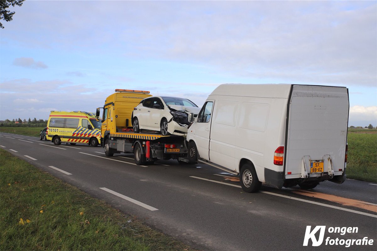 District16nl's tweet photo. Foto's vanaf de #N209 bij #Hazerswoudedorp. Het betrof een kop-staart aanrijding tussen een personenauto en een bestelbus waarbij de personenauto deels in de sloot is beland. Beide voertuigen staan op de berger van @Vreugdenhil_. De weg is thv de #Zilverschoon en de #N455 dicht. https://t.co/47VmWaT5Wp