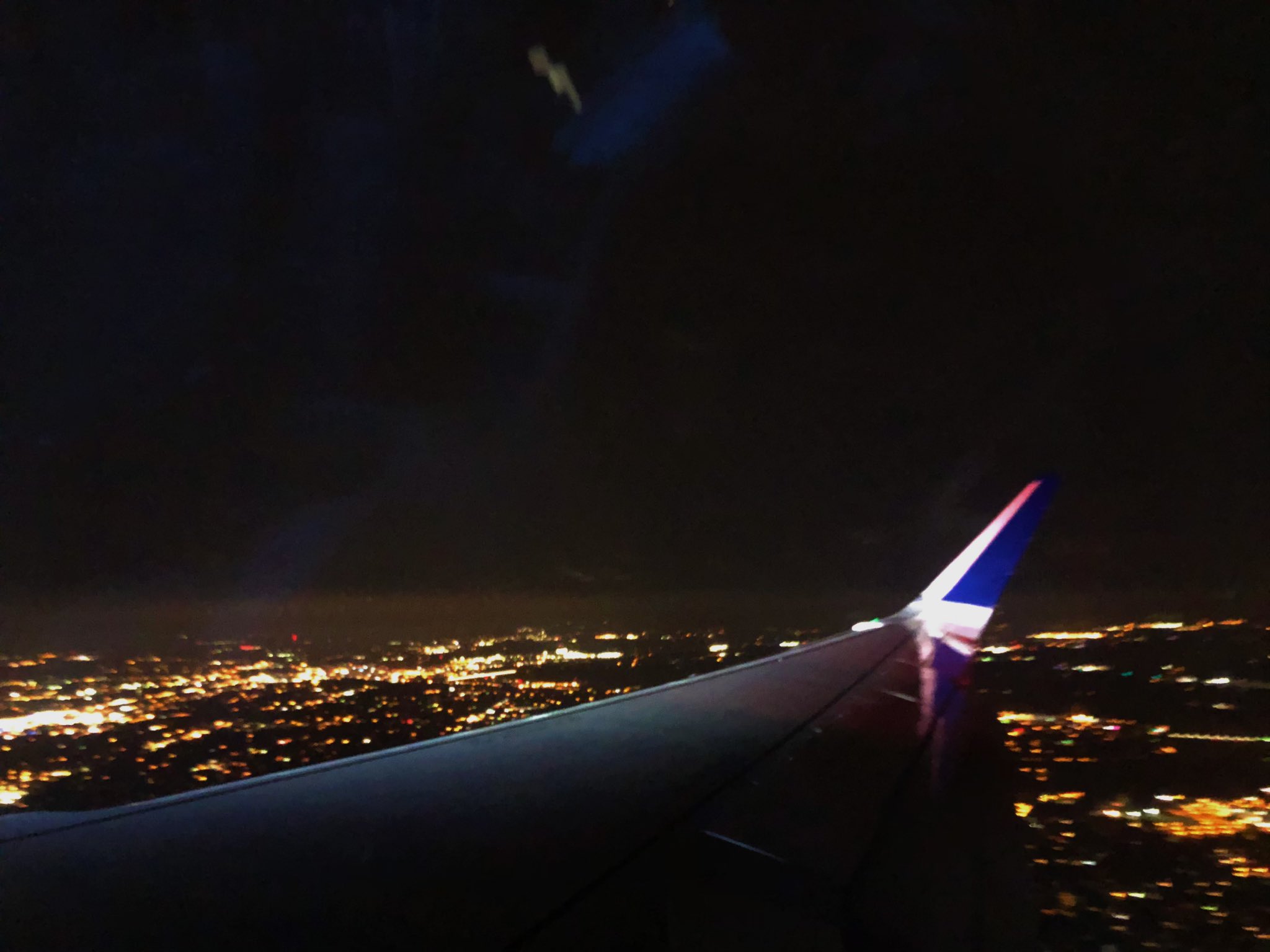 Miyuki デトロイト空港で見た夕日と デトロイトからミネアポリス マディソンまでの夜景 デトロイト空港 デトロイト Detroit Detroitairport デルタ航空ハブ空港 デルタ航空 デルタ Delta Deltaairlines 夕日 夜景 飛行機からの夜景
