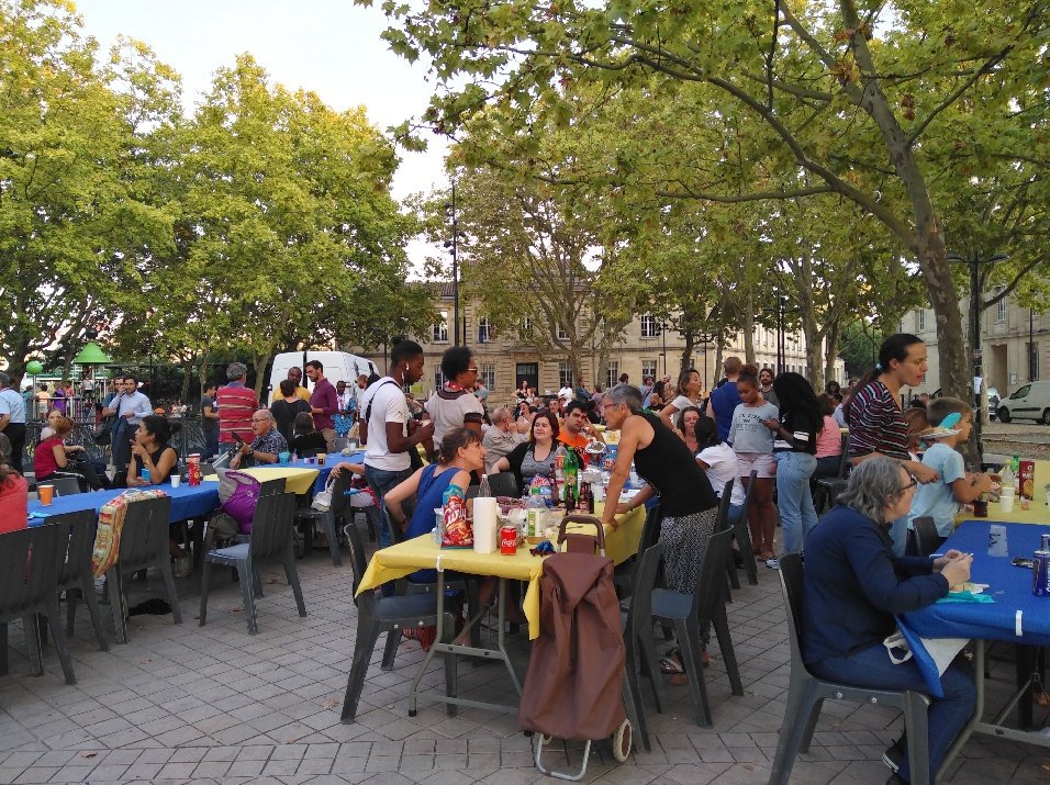 Près de 300 personnes au Ciné plein air à Belcier, vendredi 13 septembre ! Ambiance conviviale et festive sur la place F. Buisson. Un grand succès pour cette deuxième édition ! @euratlantique @ACAQB33