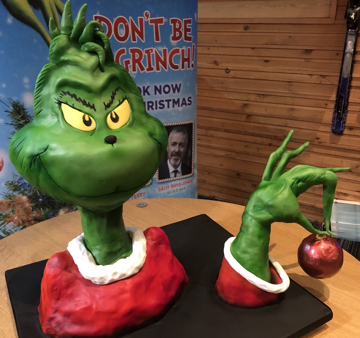 The_Lowry's tweet image. The Grinch has landed in the North West!  How incredible is this cake by @TidbitsnTreats?😍🎄✨ 

Want to win it? Simply guess what type of cake is on the inside! 

Closes midday 17/9. Must be able to collect tomorrow 🎂