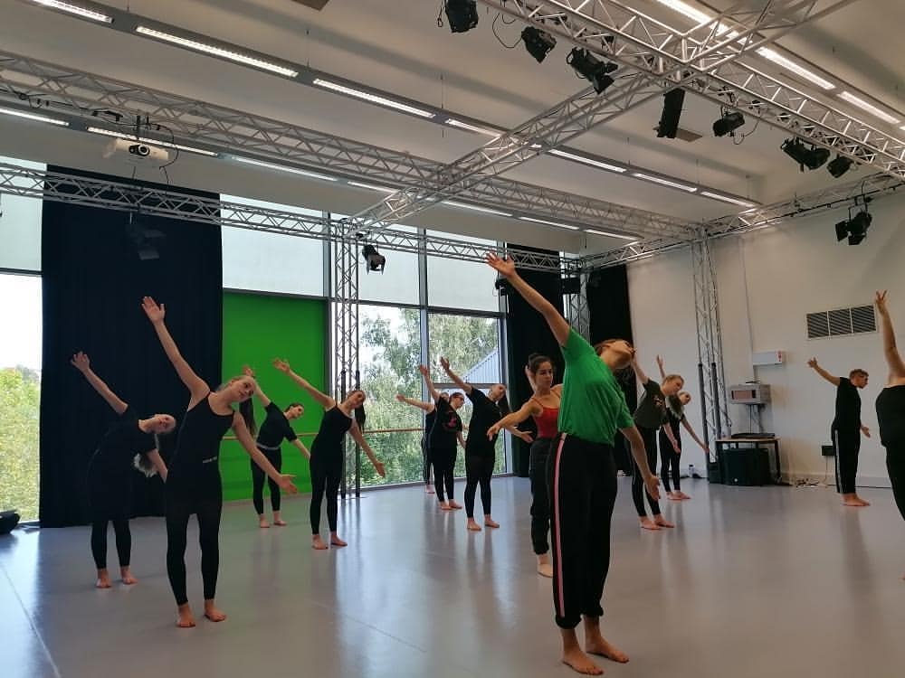 UoL_Dance's tweet photo. Thank you to all the secondary and sixth form students who attended the LSFPA Taster Day today!We saw some great work from Dance, Drama and Music students. A fantastic day, well done everyone!
#sirrobertpattinsonacademy #ketteringbuccleuchacademy #priorylsst #sharnbrookacademy https://t.co/1BZCdSXpPv