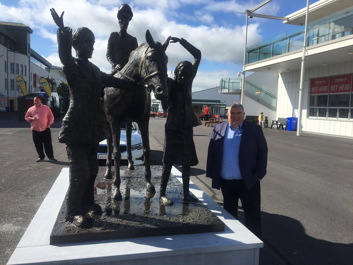 thepadraick's tweet photo. Tis a mighty day in da whisst! @Anglopp admires the 150th Birthday bronze artwork @Galway_Races before the start of the @angloprinters handicap hurdle. Maybe #challow has a chance for Tom McCourt. Gerry Shevlin owner has his stag this weekend. Nice send off? #GoRacing https://t.co/wduvDds5At