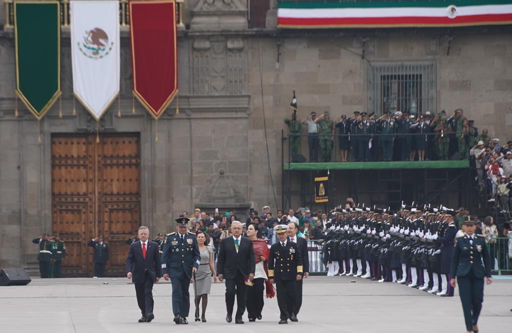rosaicela_'s tweet photo. La gente #hoy en el #Zócalo, orgullosa de ser mexicana 👏🏻👏🏻👏🏻 #DesfileMilitar @lopezobrador_ https://t.co/SGKWBufx9w