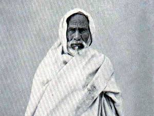 "Çocuklarınıza sütle birlikte Kur'an'dan öğütler verin. Boyları büyürken kalpleri ve bakış açıları da büyüsün."

İdam edilişinin 88. yılında Çöl Aslanı olarak nam salmış büyük alim ve komutan Ömer Muhtar'ı rahmetle anıyorum. 

#ÖmerMuhtar