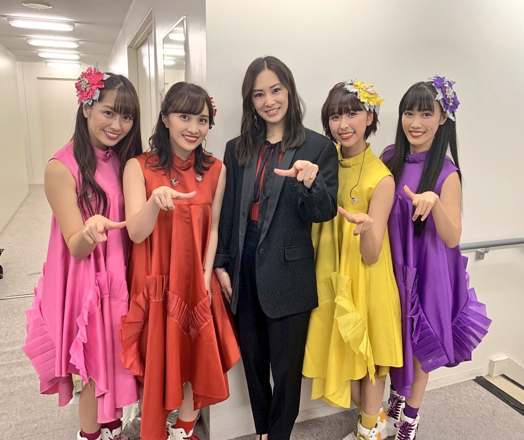 りこ V ﾉﾞ 14年と19年 北川景子さんが変わってないのはもうほんと言わずもがな さすがなことなんだけど ももクロちゃんの成長よ 大人になってるー 14年の頃は年の離れた妹って感じだったけど 今はもう大人の女性たちって感じに