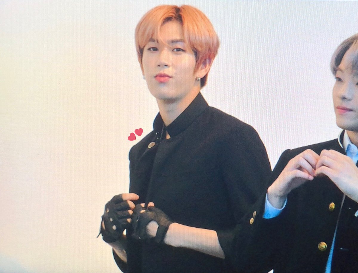 20000425_com's tweet photo. 190915 교복데이 1부 포토타임 프리뷰 

#BIT #비아이티 #JOEL #요엘 #김기환
@BIT5_official https://t.co/9qHemD1hEo