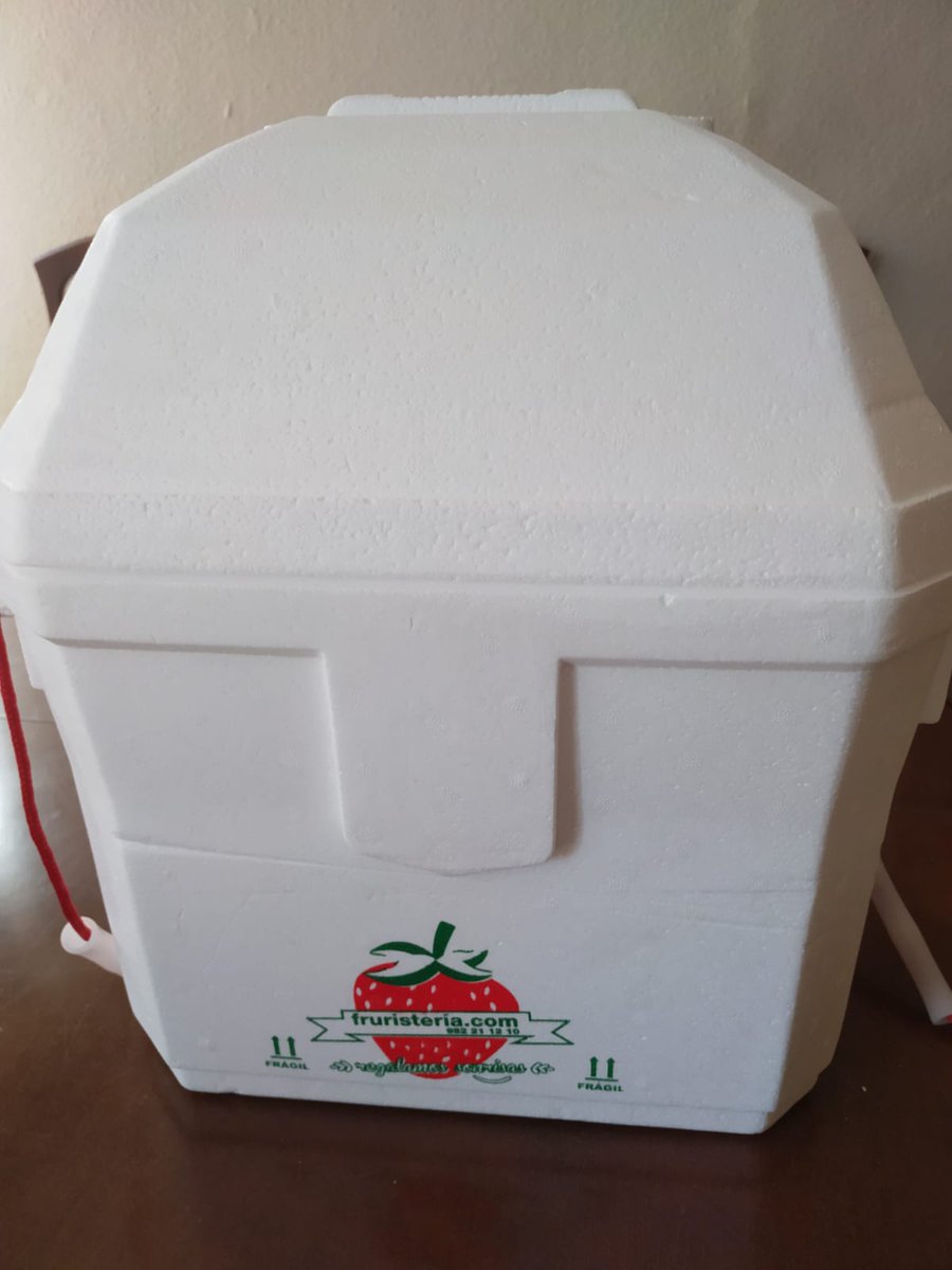 firecrackerx's tweet photo. A mi madre le encanta la fruta con chocolate y hoy que es su cumpleaños le he comprado estas fresas en la @Fruristeria que no sólo venían empaquetadas a prueba de balas y con hielo para mantenerse fresquitas, sino que además están buenas de morirse 💕👌✨ https://t.co/DjzfAtixRx