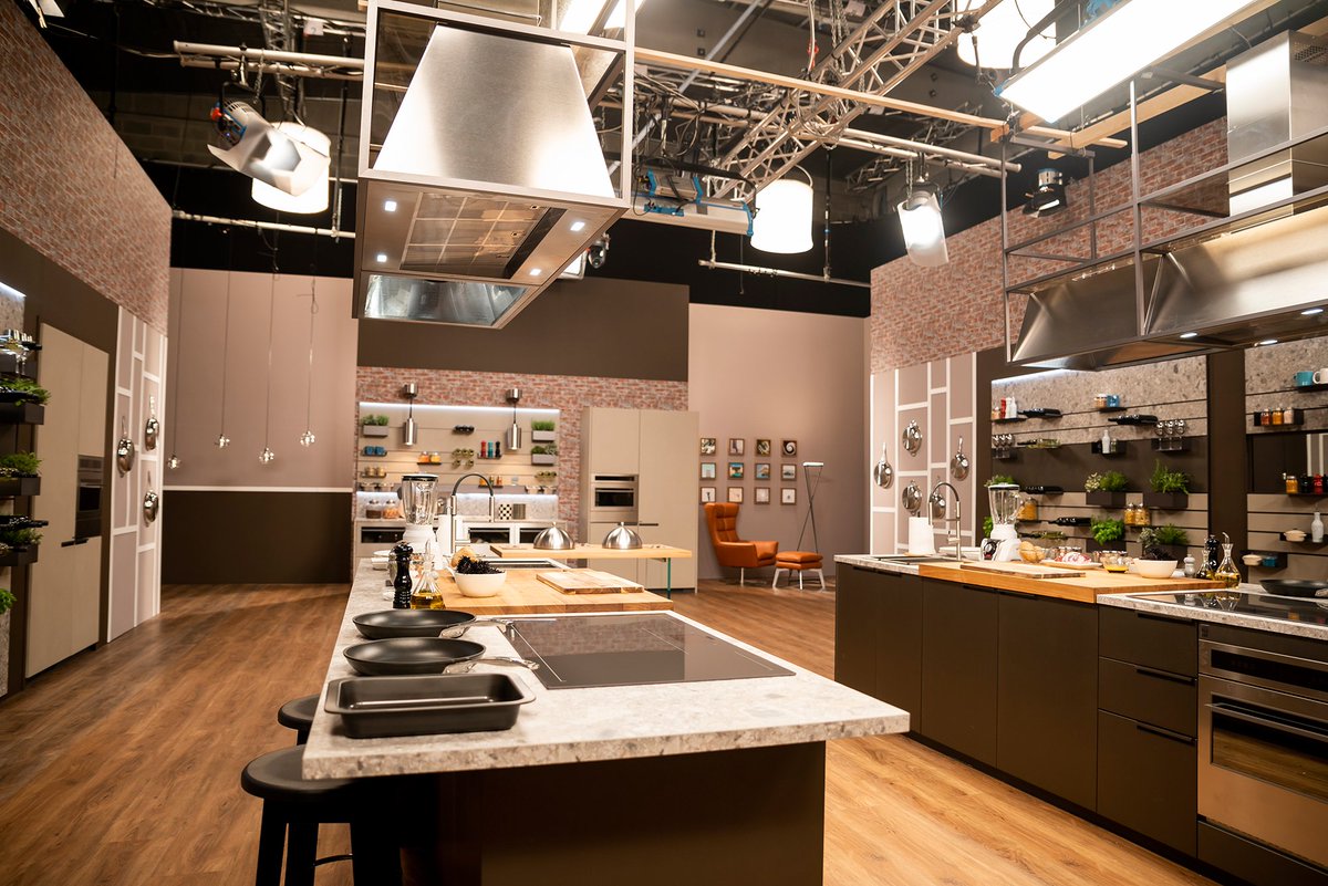 scavolini's tweet photo. Accendete i fuochi, scaldate le padelle, aguzzate le orecchie…
Tutto è pronto, stanno per accendersi i riflettori su #NellaMiaCucina 
Vi aspettiamo su @RaiDue con @craccocarlo  e @camihawke alle 19.40!
Giocate con noi su https://t.co/ebjRq2RmSZ! https://t.co/ppZWsH7PMm