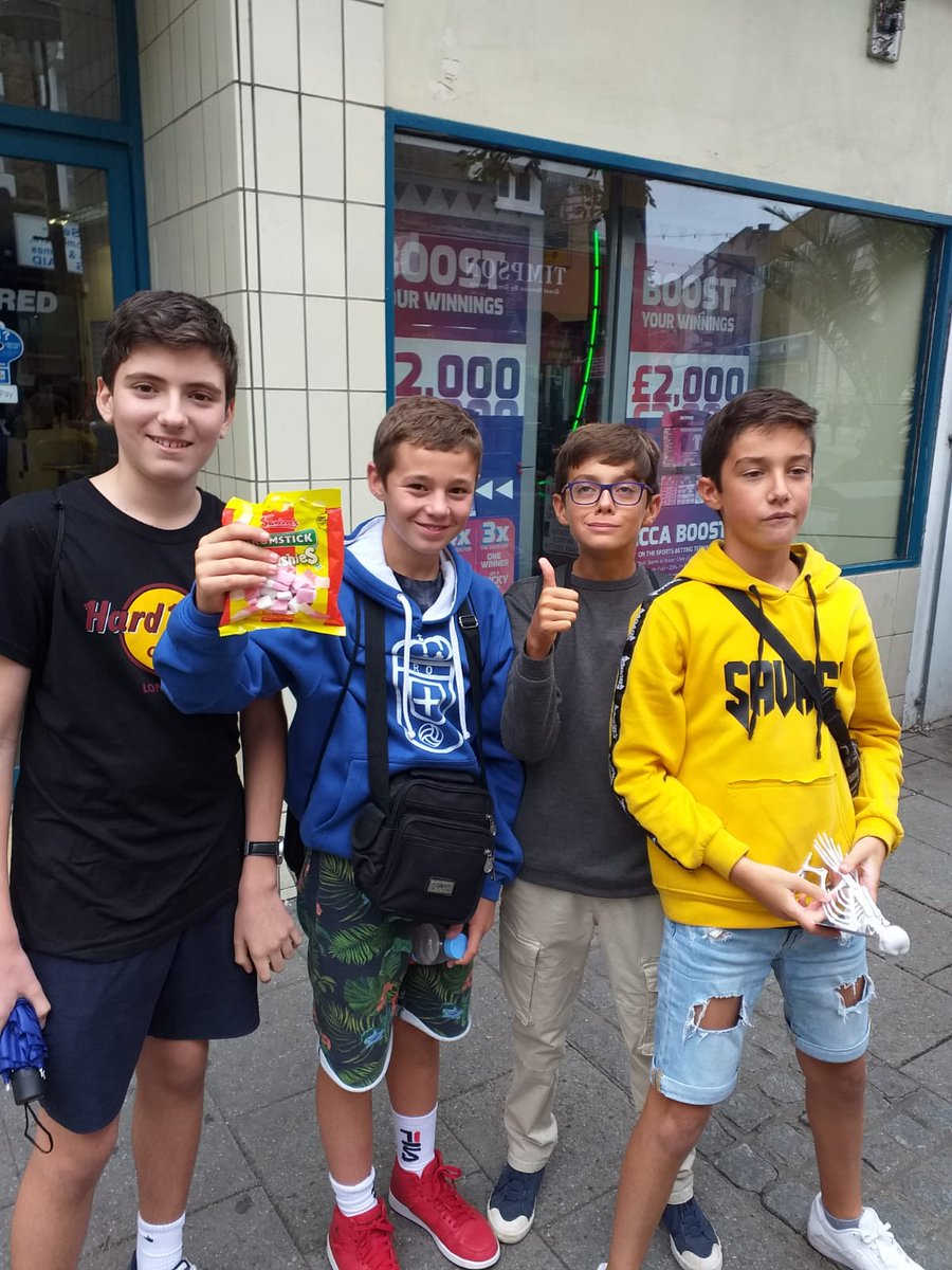 DiscipulasLeon's tweet photo. Después de comer jugamos a la búsqueda del tesoro por Ramsgate y aunque ganaron nuestros compañeros de Valladolid, todos tuvimos "chuches" de consolación...👏🏻👏🏻
#Ramsgate2019 https://t.co/Fps0rCPg5B