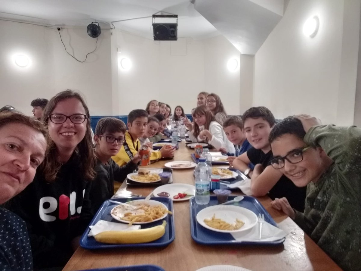 DiscipulasLeon's tweet photo. Después de comer jugamos a la búsqueda del tesoro por Ramsgate y aunque ganaron nuestros compañeros de Valladolid, todos tuvimos "chuches" de consolación...👏🏻👏🏻
#Ramsgate2019 https://t.co/Fps0rCPg5B