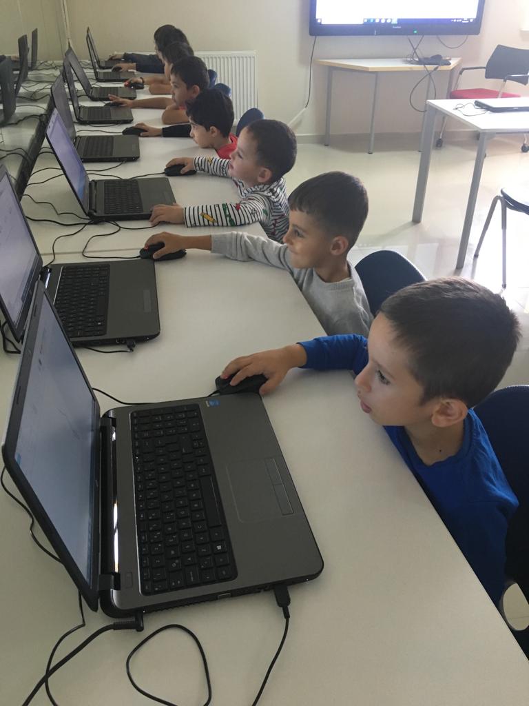 nursenozdmr38's tweet image. Anaokul öğrencilerimiz el göz koordinasyonu kurarak Mouse kullanmayı öğreniyor.#BKCoding #bkegitek  #coding @ahmetoba2 @SerapKorkmazBK