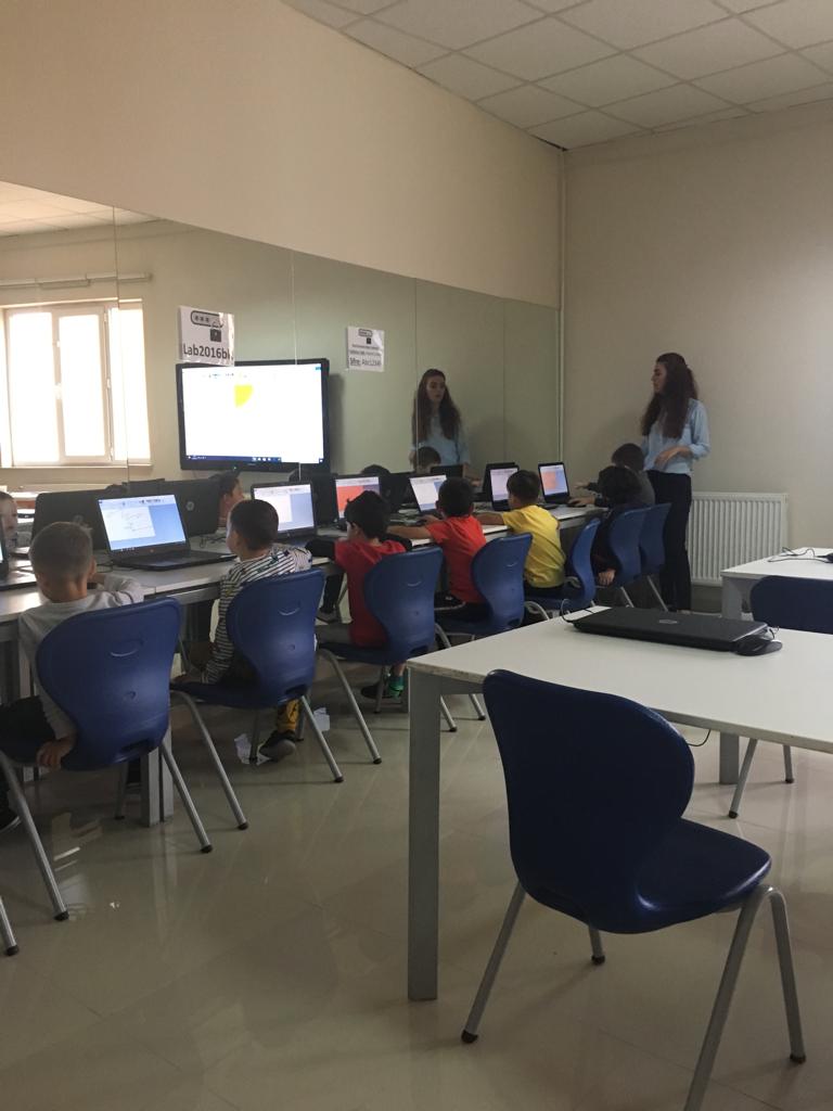 nursenozdmr38's tweet image. Anaokul öğrencilerimiz el göz koordinasyonu kurarak Mouse kullanmayı öğreniyor.#BKCoding #bkegitek  #coding @ahmetoba2 @SerapKorkmazBK