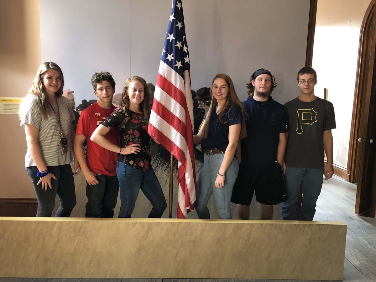 kase_closed13's tweet photo. Had a great day at Independence Hall learning about the constitution with my students. @HundredHornets @wetzelcs https://t.co/6DDdziMniL
