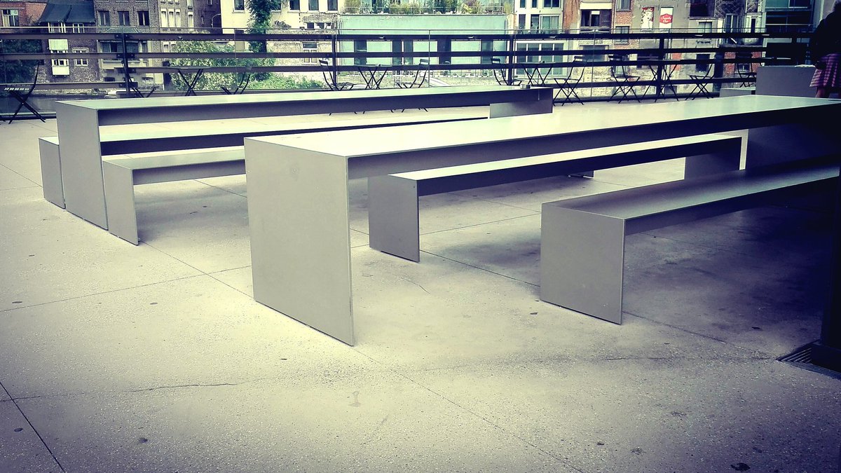 Eén van de banken is korter dan de andere en dit aan beide zijden van de picnictafel