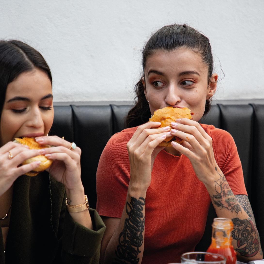 wlb_mx's tweet photo. No conoces realmente a nadie hasta que tiene hambre 😅 ¡Ven a WLB y confirma la dulzura de tu pareja! 🍔💞 #BurgerDate https://t.co/anQvBi5eel