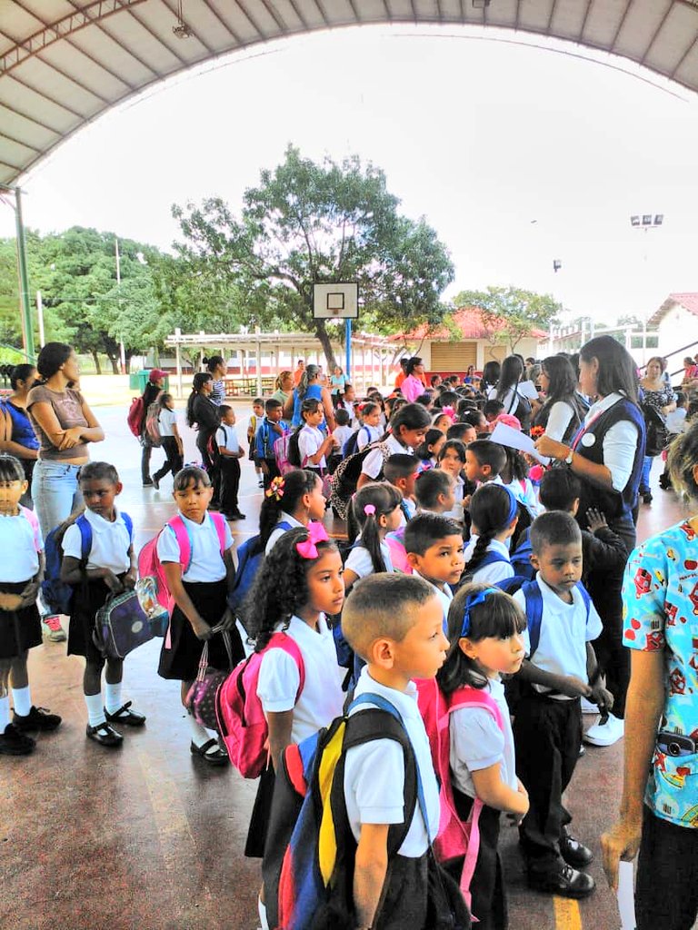 Faja_Patriota's tweet photo. 🇻🇪 | #16Sep En la U.E "El Tigre", ubicada en el emblemático #CampoOficina en el Municipio Simón Rodríguez los niños y niñas se encontraron con las maestras para ir juntos 
#AClasesConAlegría 

 @NicolasMaduro 
@psuvaristobulo 
@BoscanEvenin
@ZEAnzoategui 
@PDVSA
@Daniel_haropsuv https://t.co/br7bK0ORUY