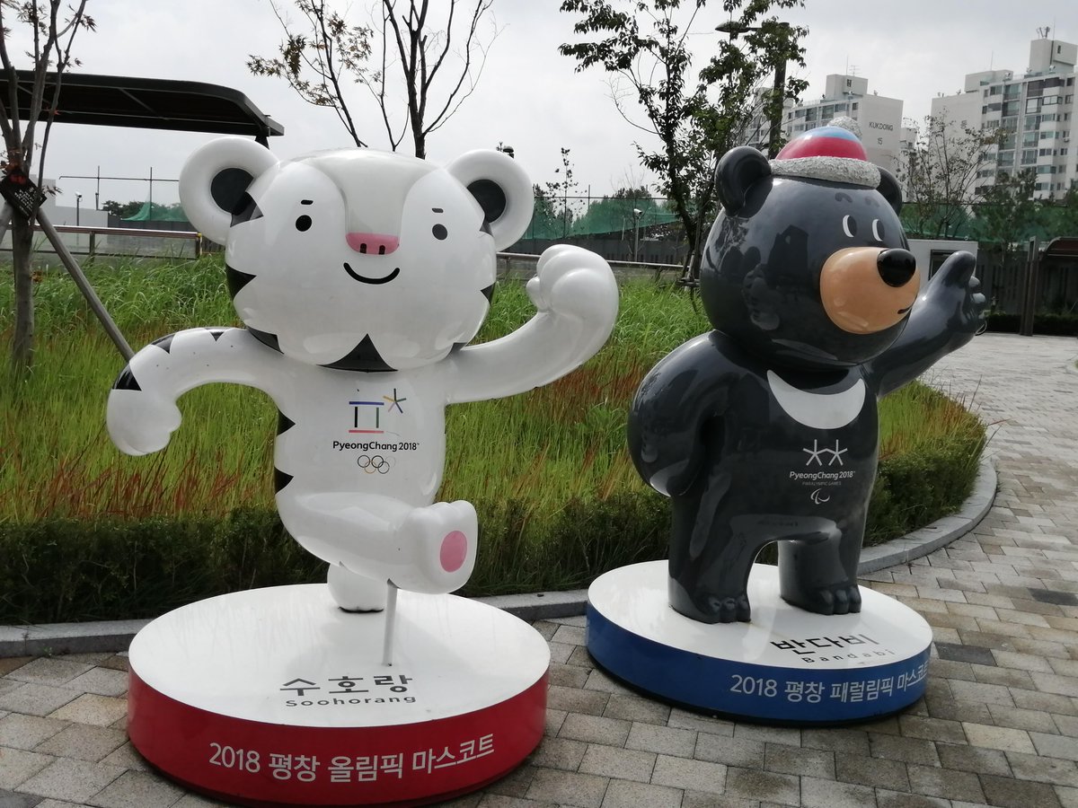 嬉野 Yes24 Live Hallのあるクァンナル駅へ ホールの近くにオリンピックキャラ がいたりして なにか使ってた場所なのかな このキャラかわいくて好きだった そして建物を抜けるとホール わー もちさんと一緒に興奮 1909ソウル T Co Dsxrjxwmlb