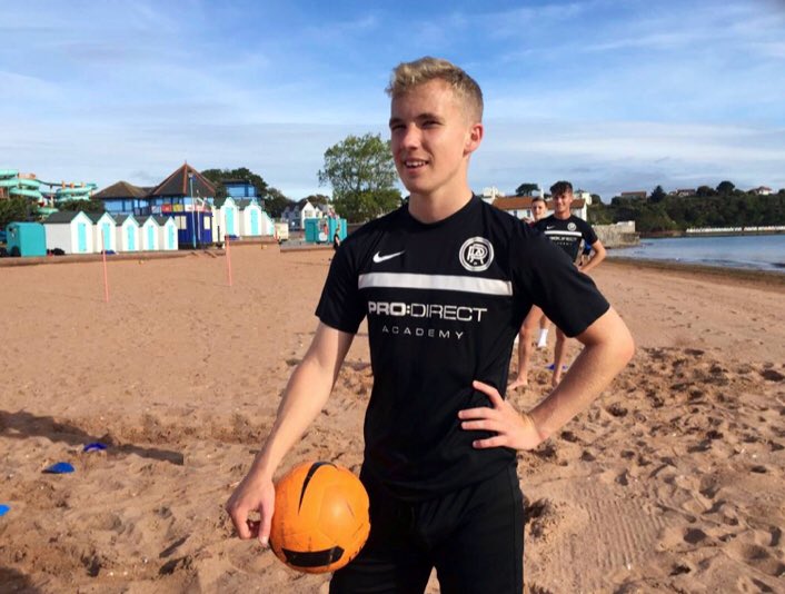 TUacademy_sdc's tweet photo. Monday feeling, making the most of our your local environment. #Devon #Beachsoccer #Livingthedream @sdcsportfitness @sdcollege @sxm__b @JacksonKial @Joshkenny15 @CallumGlew https://t.co/i5o2jwmXln