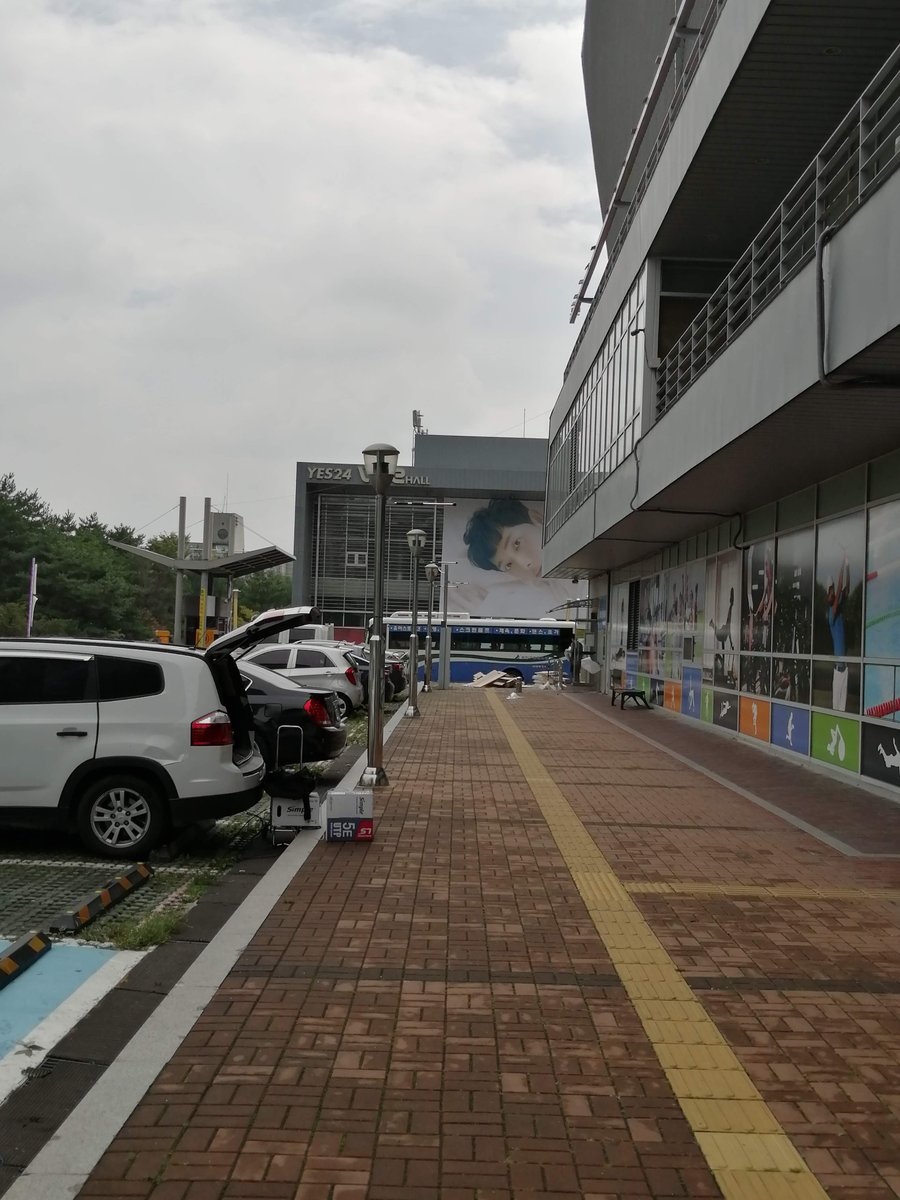 嬉野 Yes24 Live Hallのあるクァンナル駅へ ホールの近くにオリンピックキャラ がいたりして なにか使ってた場所なのかな このキャラかわいくて好きだった そして建物を抜けるとホール わー もちさんと一緒に興奮 1909ソウル T Co Dsxrjxwmlb