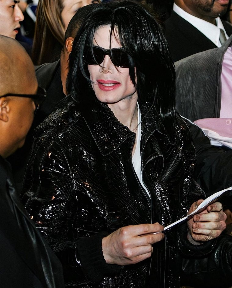 Michael Jackson arrives in Japan at the Narita International