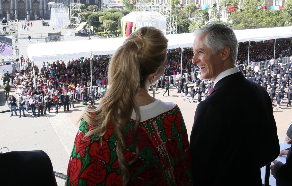 alfredodelmazo's tweet photo. Desde el balcón central de Palacio de Gobierno del #Edoméx, en compañía de mi esposa @fercastillodm, apreciamos el tradicional desfile Cívico Militar de #Toluca. https://t.co/rHAOBdSi3n