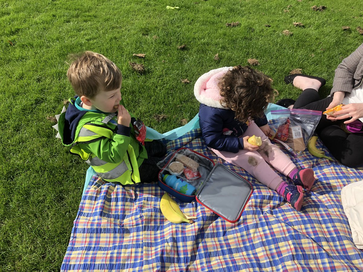 wlbeyc's tweet photo. Lovely lunchtime having a picnic at the park, discussing our surroundings in Bathgate and noticing the change in the fallen leaves 🍁 👫 #WLBEYC #BathgateCommunity https://t.co/tK1nYcjLuJ