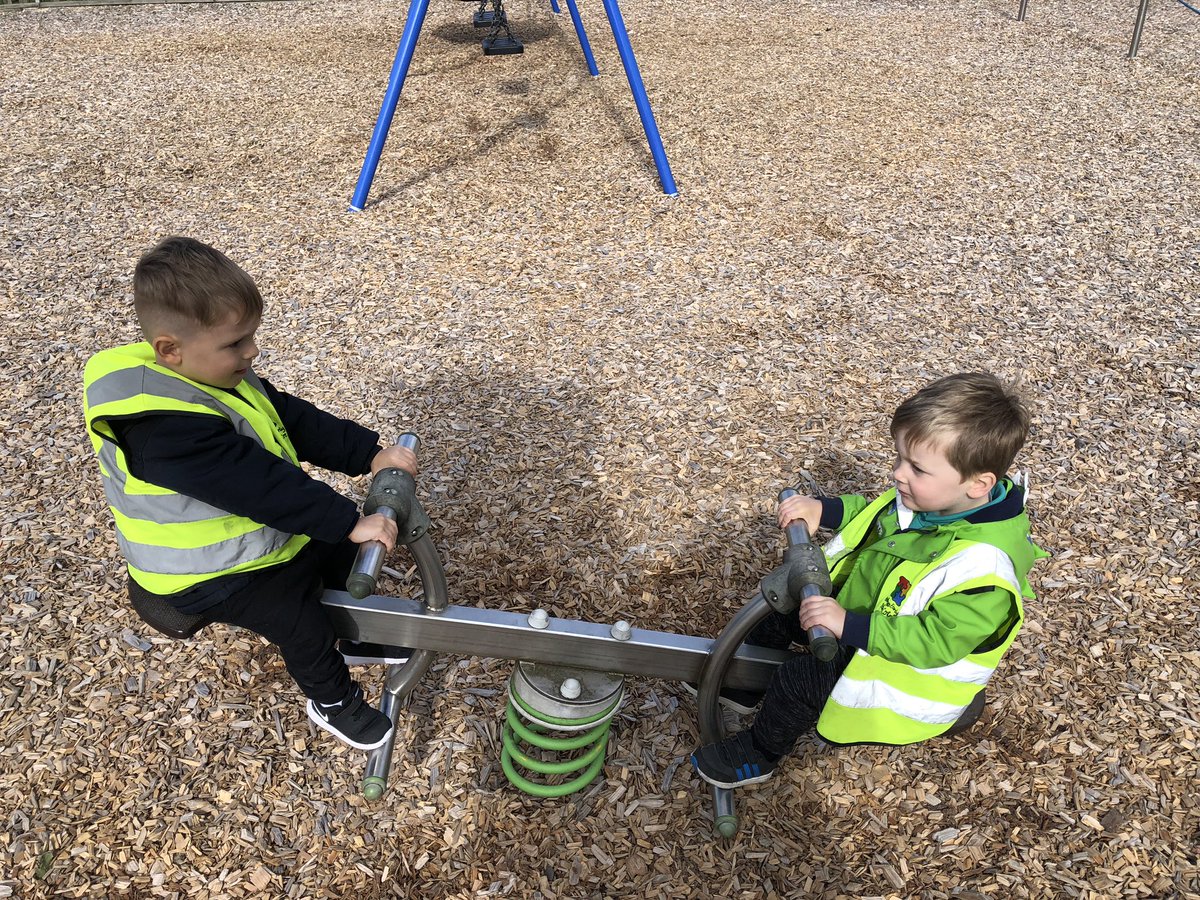 wlbeyc's tweet photo. Lovely lunchtime having a picnic at the park, discussing our surroundings in Bathgate and noticing the change in the fallen leaves 🍁 👫 #WLBEYC #BathgateCommunity https://t.co/tK1nYcjLuJ