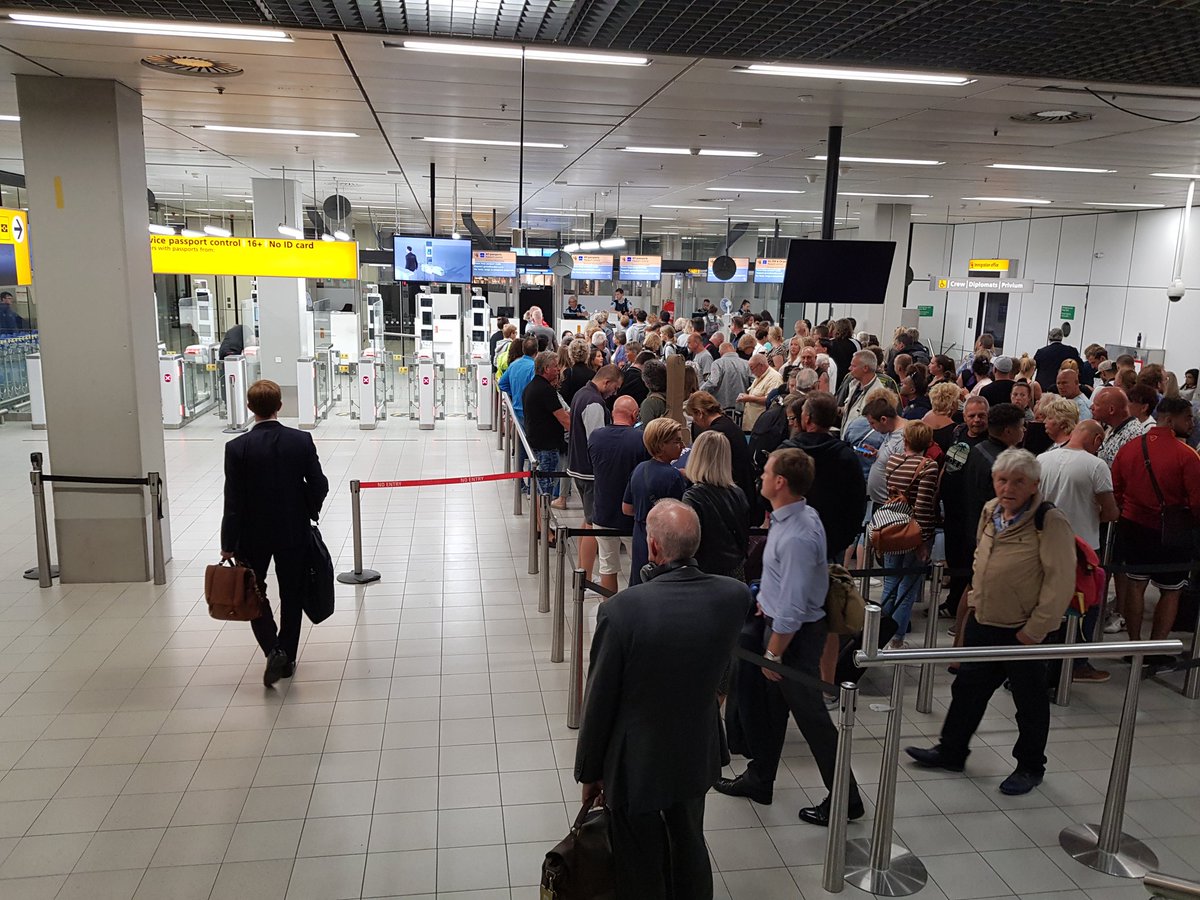 RLowenstein's tweet photo. @Schiphol seriously? https://t.co/SdvIhFUhXz
