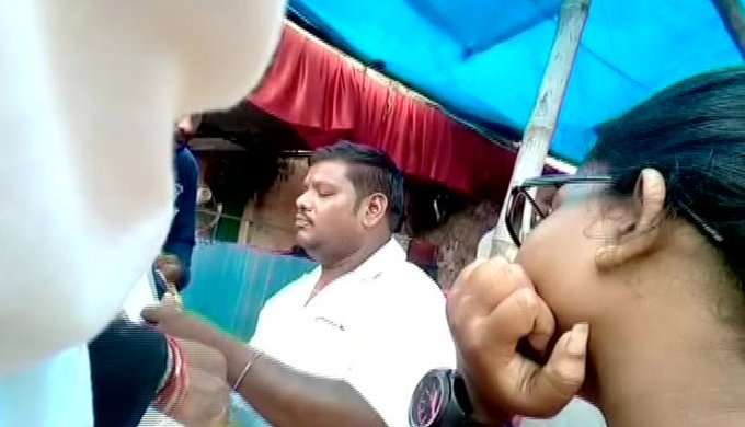 otvnews's tweet photo. Re-Up: Post new MVA, middlemen rule the roost at RTO offices across #Odisha
#MotorVehiclesAct2019 #OTVRealityCheck #OTVExclusive
https://t.co/w1YhATtQRw https://t.co/kjoN7Vx9fW
