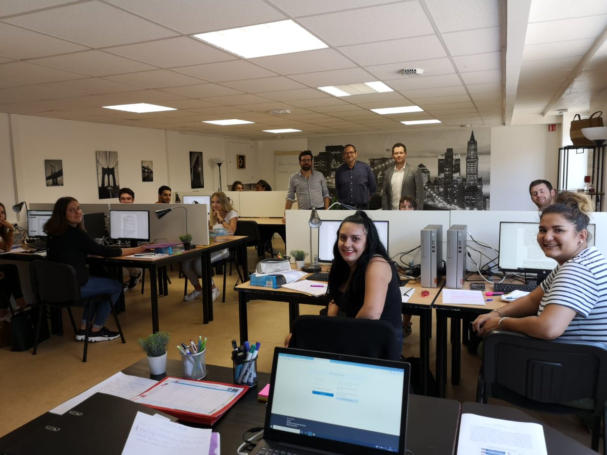 vincentchauvet's tweet photo. 👨‍🎓👩‍🎓📙C'est la première rentrée du #campusconnecté d'Autun ! 11 étudiants ont commencé ce matin leurs cursus en BTS ou en licence. Désormais, les jeunes Autunois ne sont plus obligés de quitter la ville pour poursuivre leurs études. 💪 https://t.co/nrFZudoAow