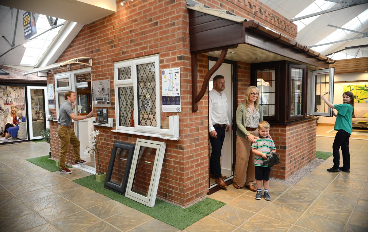Windows5Star's tweet photo. Our #Kidderminster #showroom Was very busy today. Lots of people looking for #ExtensionIdeas and all with one thing in mind. Having them fitted before Christmas.#MondayMotivation #goalsetting #addvaluetoyourhome #windows #doors #conservatories #livingspaces #worcestershire https://t.co/Pu6x0PrYvk