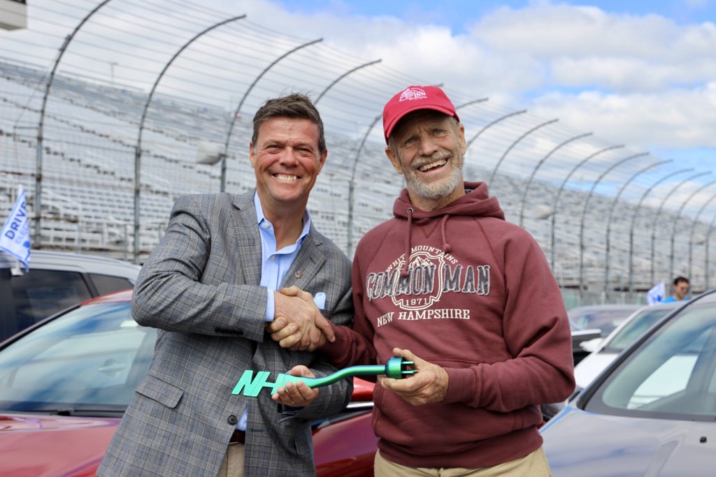 EversourceNH's tweet photo. We had a blast driving laps at @NHMS! Alex Ray of @thecmannh has passed the baton to David McGrath and we’re headed to our next stop on the @driveelectricnh #EV Relay! #drivegreen #NDEW2019 🌱⚡️ https://t.co/IJOCD9Q14w