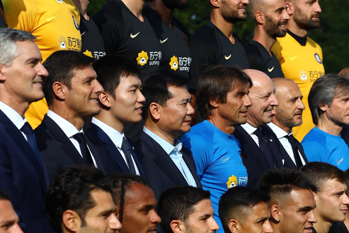 iHere_Inter's tweet photo. زهانغ جيندونغ مالك سونينغ في الأبيانو اليوم.. مع كونتي والإدارة واللاعبين.. #FCIM #InterSuning 🔵⚫️🇨🇳 https://t.co/BYofT1QmgR