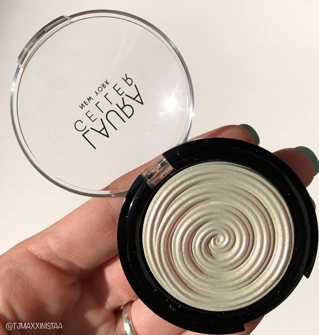 Close up of our #highlighter in 'Diamond Dust' 💫
via @danis.vanity

SHOP NOW: fal.cn/33YGq

#lauragellerbeauty #highlightgoals #gellerglow #makeuplover