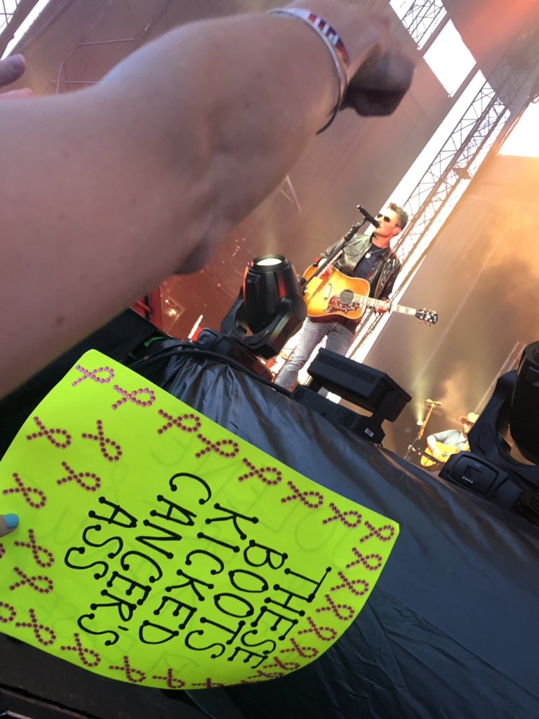 DontWaitToLive_'s tweet photo. @GillPill77 My good friend got her boot signed by him in WA this summer 😍😍 he’s worth every penny 🤗🤗 https://t.co/FdT4dDz0xO