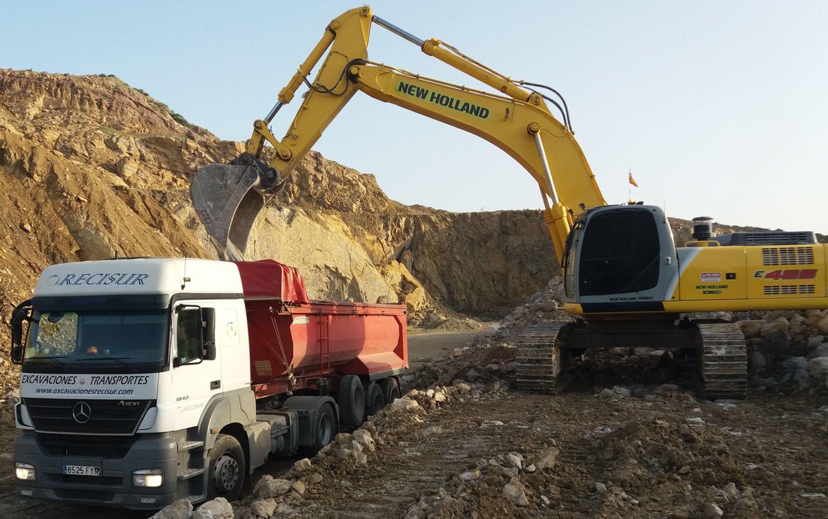 CemexEspana's tweet photo. Ante la petición urgente de piedra para hacer diques de contención durante las riadas de este fin de semana en la Vega baja de Alicante, CEMEX responde con unas 4.000 toneladas de piedra de su cantera @dipuAlicante #Almoradí #Riada #Dana #lluvias https://t.co/w3PKY6jRO3