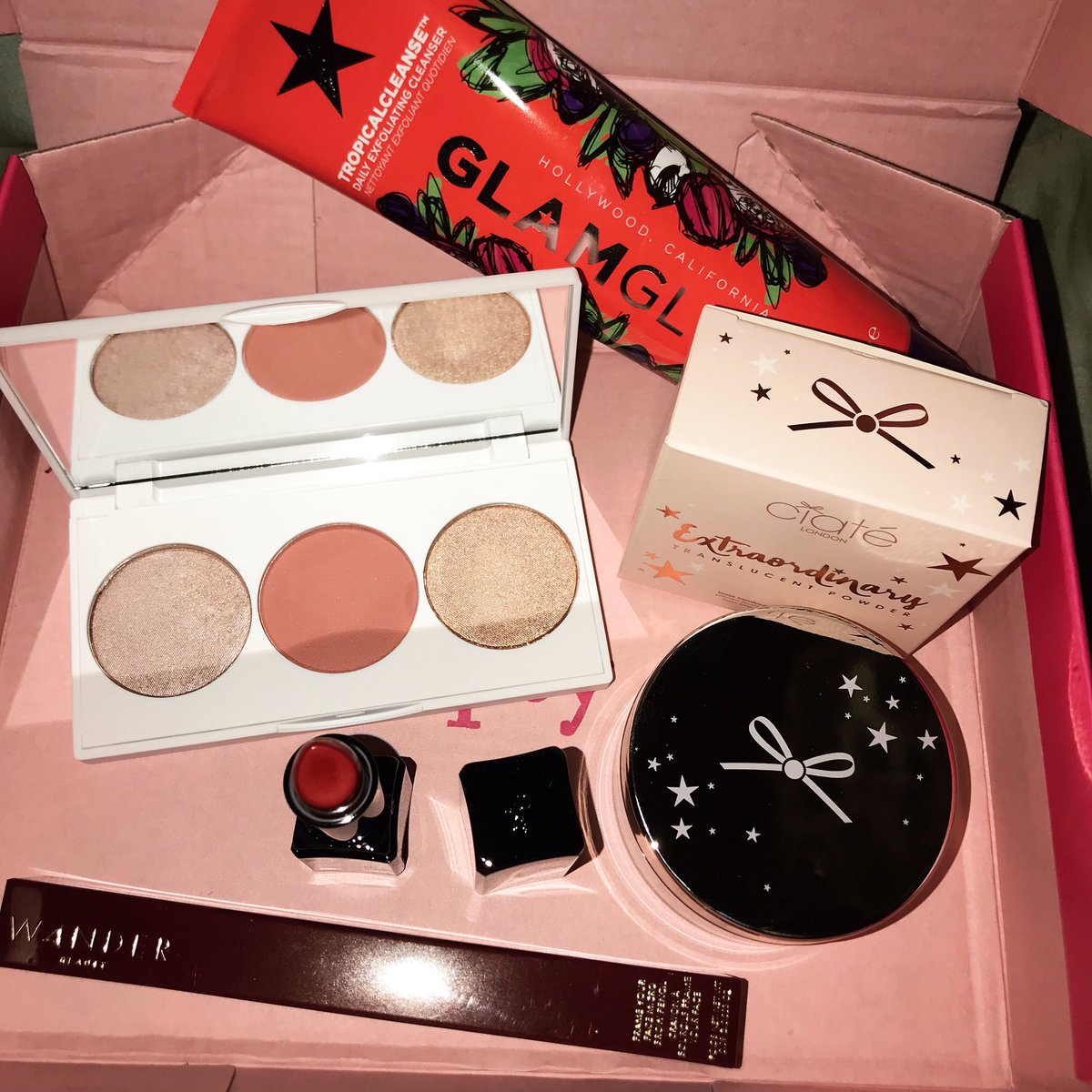 ela_agu's tweet photo. September @ipsy glam bag plus! 💖 loving the @wander_beauty brow pencil and @ciatelondon loose powder ❤️ @glamglow exfoliating cleanser and @oprah face pallet are great too! 👍🏼 
#ipsyglambagplus #septemberipsybag #glamglow #ciatelondon #wanderbeauty #ophracosmetics #ilmakiage https://t.co/VUSArFm0nQ