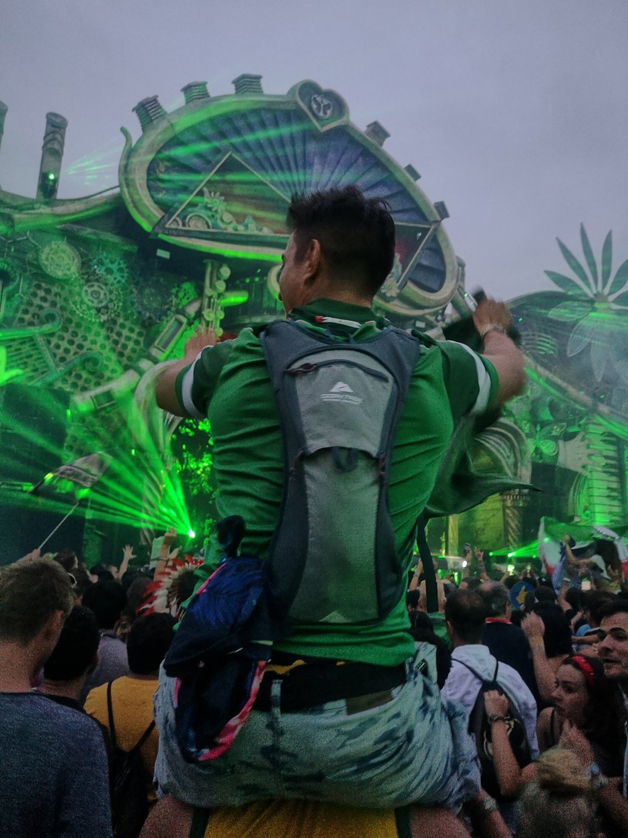 osio_84's tweet photo. Let's hope I can see another ASOT again...

@arminvanbuuren with my friend @Alff_resendiz thanks to #XXASOT https://t.co/qMQWJlZfim