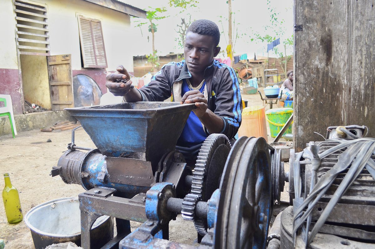 fongwama's tweet photo. Visite de l'usine de fabrication d'huile d'amande de palme. La machine Hercule 7 et autres sont #MadeInCongo 

L'innovation est sur la chaîne de fabrication et dans l'élaboration des machines. 

#ChezMoiAuCongo #PNUDCongo #acceleratorlab #Congolab https://t.co/yHhusTilzf
