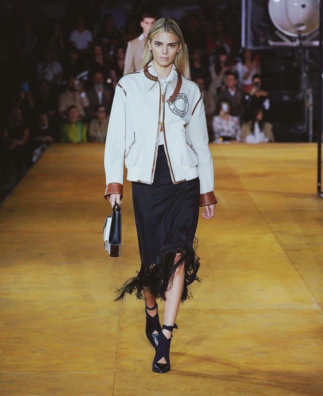 pizzaforkendall's tweet photo. Kendall is back to the runaway! And she’s BLONDE now😻
We missed you @KendallJenner !
You were phenomenal as always at Burberry show❤️ https://t.co/ni0Fr9aKX1