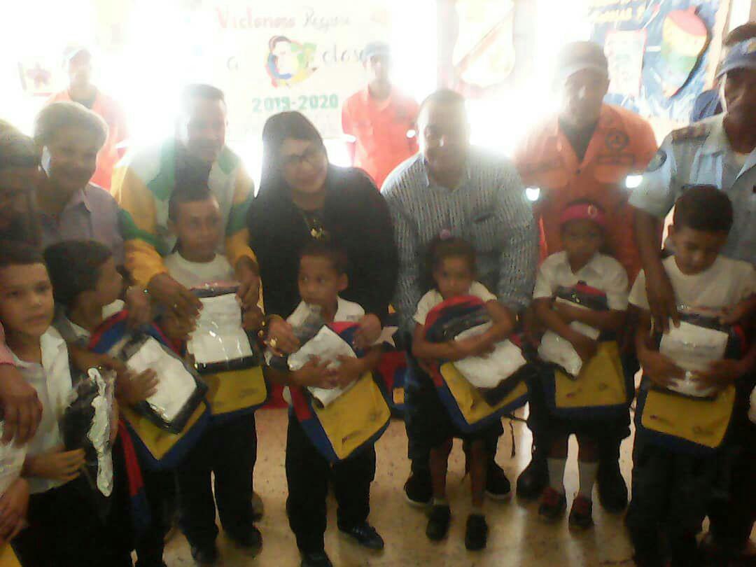 #AClasesConAlegría Con agrado y placer Revolucionario  se dio inicio  al  año escolar 2019-2020 junto a nuestros #niños y #niñas del municipio Mejía @psuvaristobulo <a href="/NicolasMaduro/">Nicolás Maduro</a> <a href="/RosangelaOrozco/">Rosangela Orozco</a> <a href="/EdwinRojasM/">Edwin R</a> <a href="/karsanc/">karenly Sanchez N.</a>
