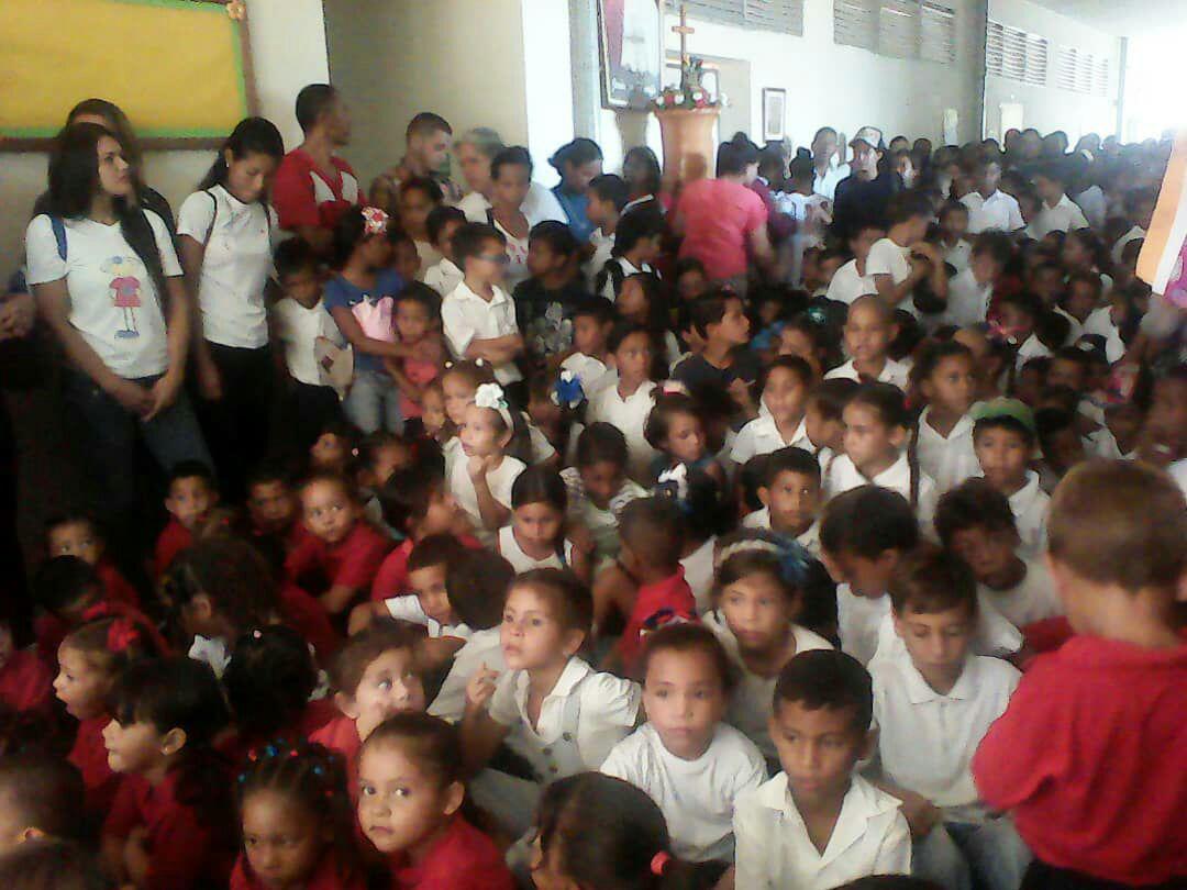 #AClasesConAlegría los #niños y #niñas de la #patria dandole la bienvenida al nuevo año escolar en el municipio Mejías del estado Sucre.  @psuvaristobulo <a href="/NicolasMaduro/">Nicolás Maduro</a> <a href="/RosangelaOrozco/">Rosangela Orozco</a> <a href="/EdwinRojasM/">Edwin R</a> <a href="/karsanc/">karenly Sanchez N.</a>