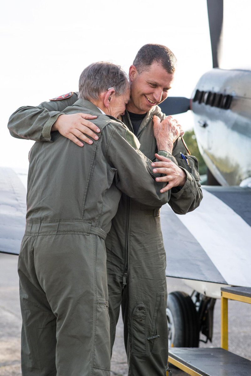Prachtige foto van D-Day veteraan Mr. Hunt (99!!) en Kapt-Vlieger Aarts na een vlucht samen in een #Spitfire van <a href="/KLu_HV/">KLuHistorischeVlucht</a>. De foto zegt zoveel. #wwII #veteran #dday #lestweforget #dday (Photo credit <a href="/KLu_HV/">KLuHistorischeVlucht</a>)